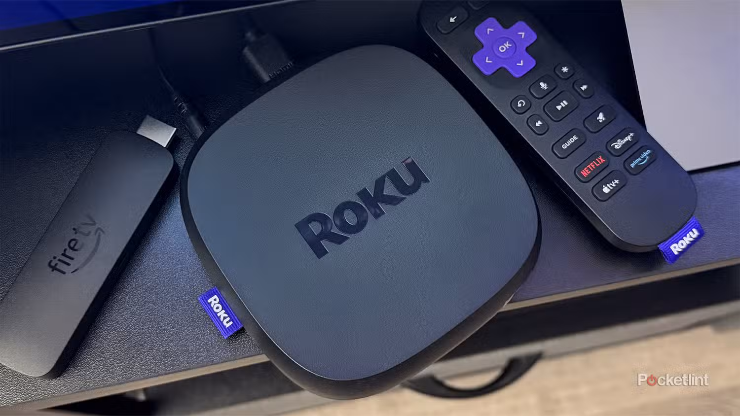 Roku Ultra در کنار Fire Stick.