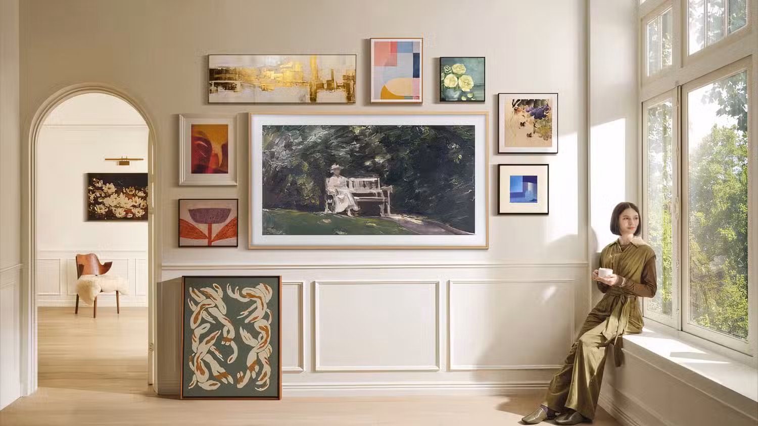 Samsung Frame Pro روی دیوار، احاطه شده توسط هنر واقعی.