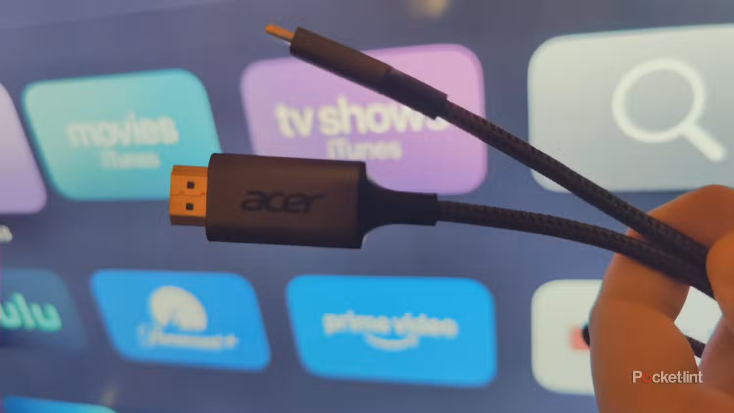 شخصی که کابل usb-c به hdmi را در دست دارد