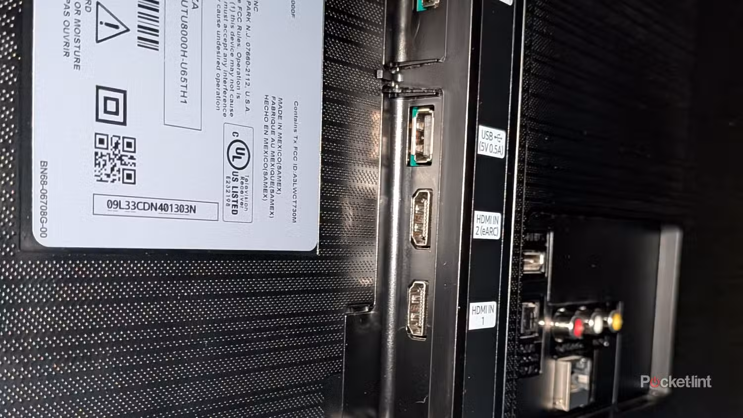 پشت تلویزیونی که پورت های USB و HDMI را نشان می دهد.