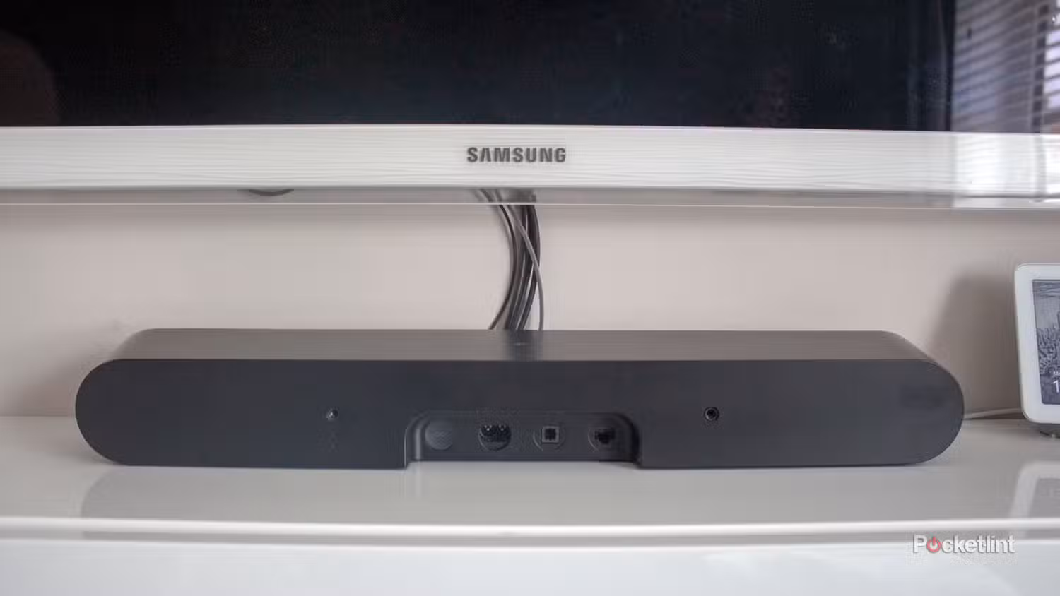 درگاه‌های پشتی روی Sonos Ray در زیر تلویزیون سفید قرار دارند.