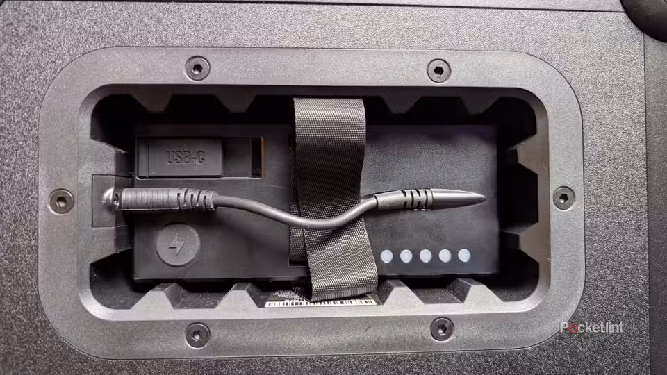 نمای نزدیک از باتری Soundboks 4 که در Soundboks 4 قرار داده شده است
