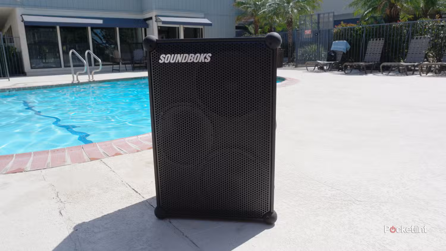 Soundboks 4 در کنار استخر