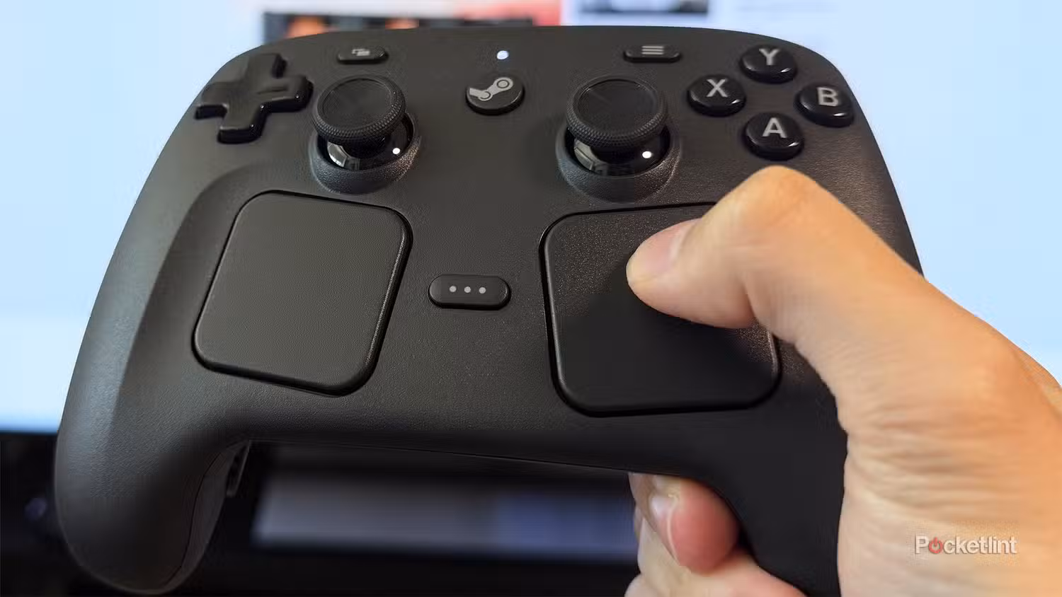 شخصی که از ترک‌پد روی Steam Controller استفاده می‌کند.