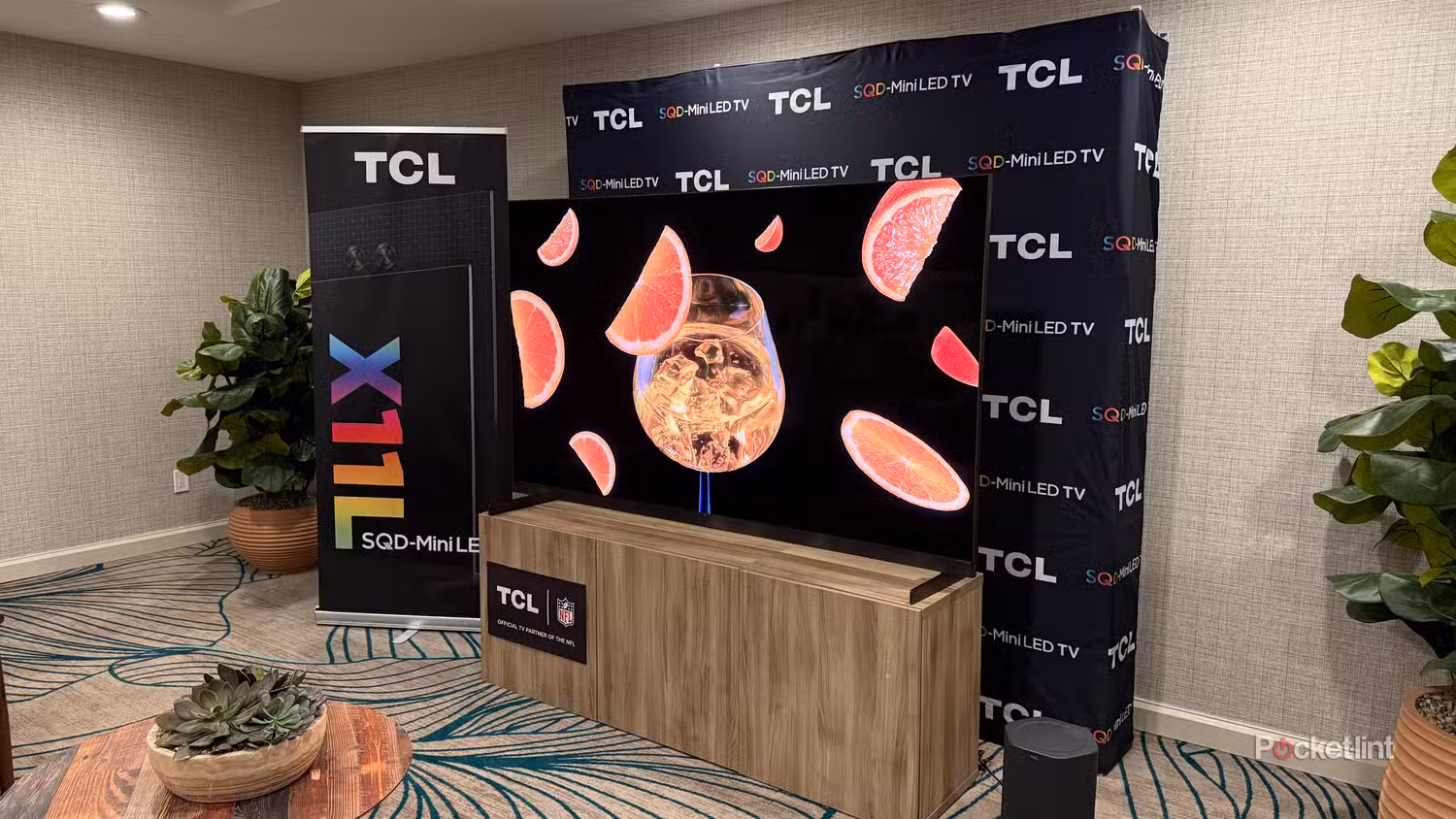 تلویزیون مینی ال ای دی X11L SQD TCL در یک فضای نمایشی.