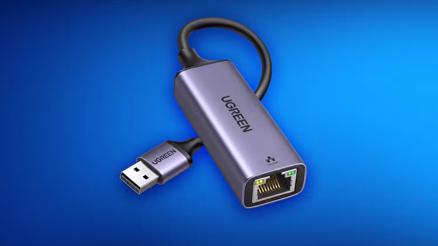 آداپتور اترنت UGREEN USB در پس‌زمینه شیب آبی.