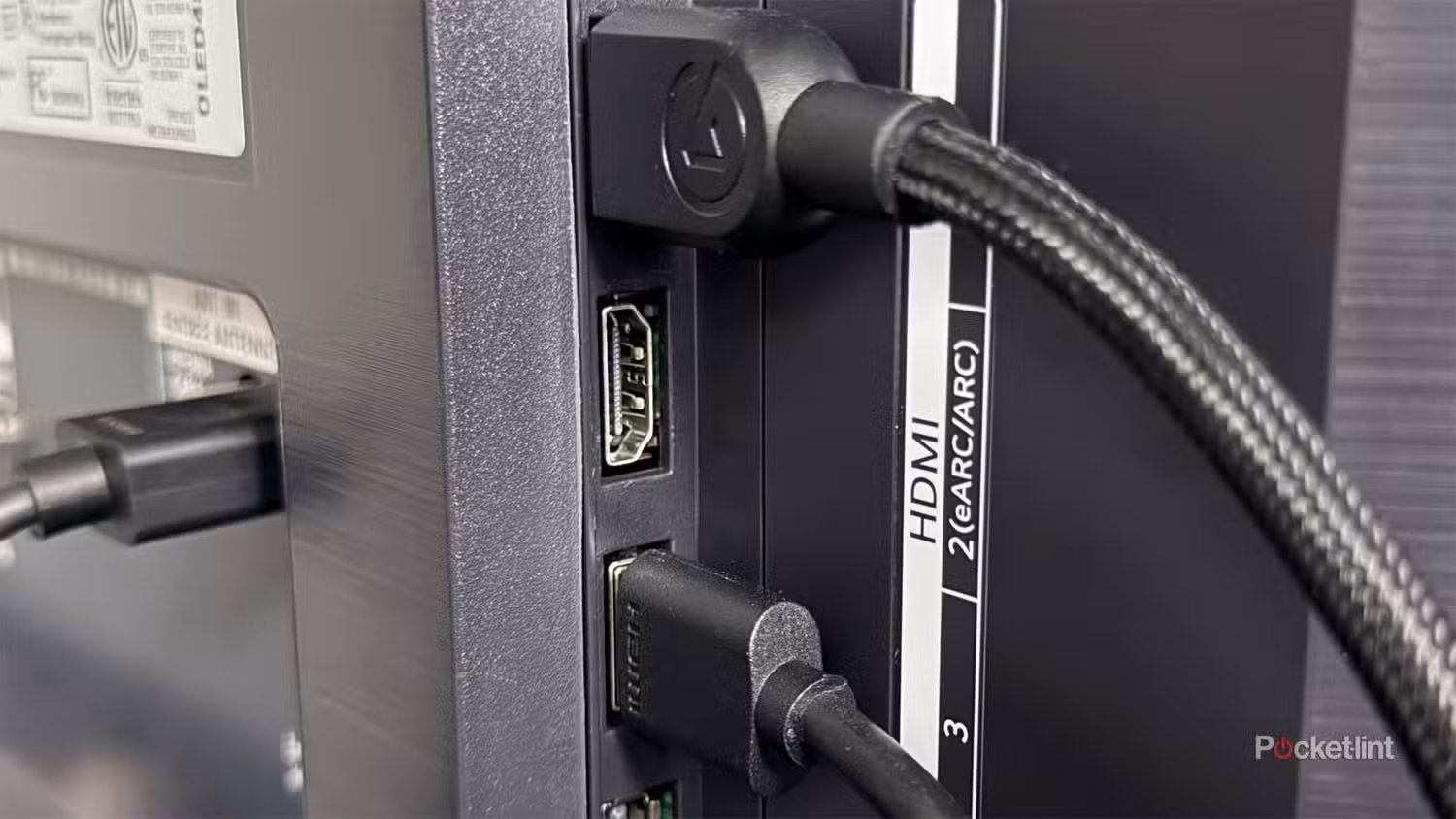 یک پورت HDMI eARC روی تلویزیون خالی است.