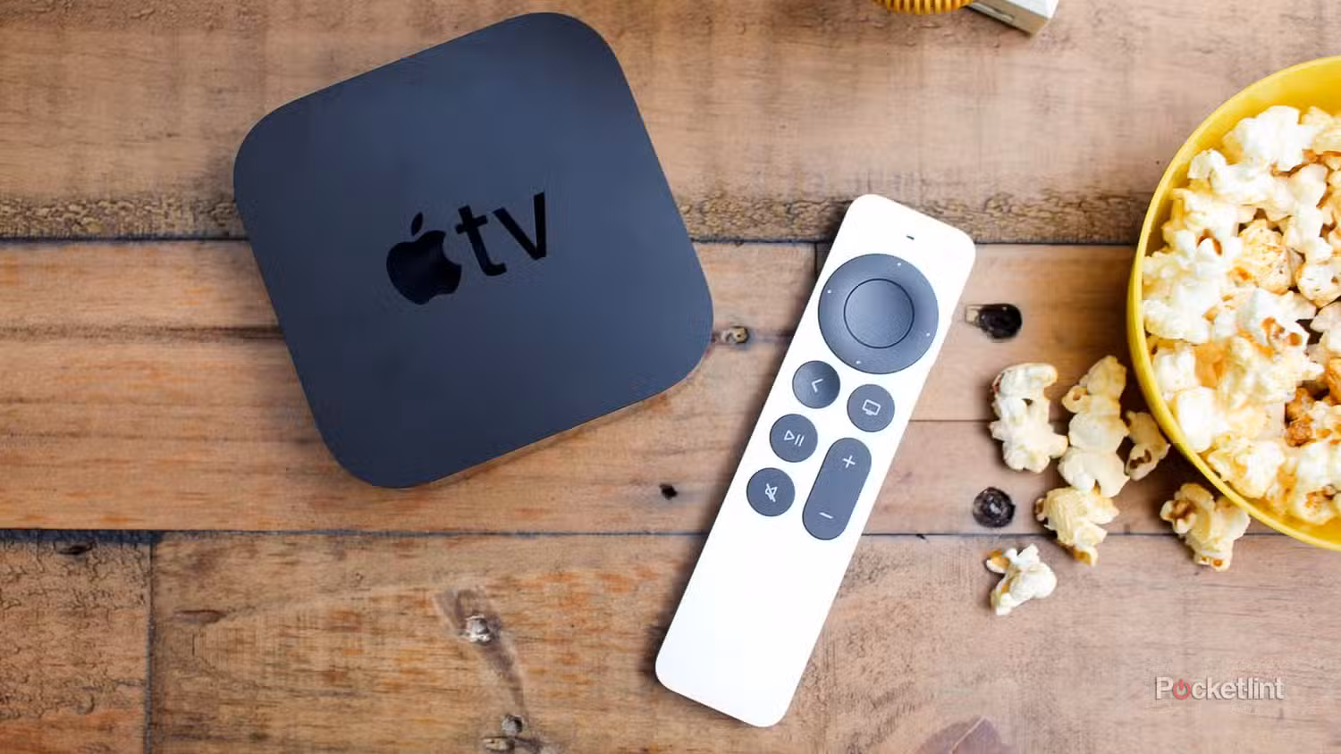 Apple TV 4K روی میز کنار ظرف پاپ کورن.