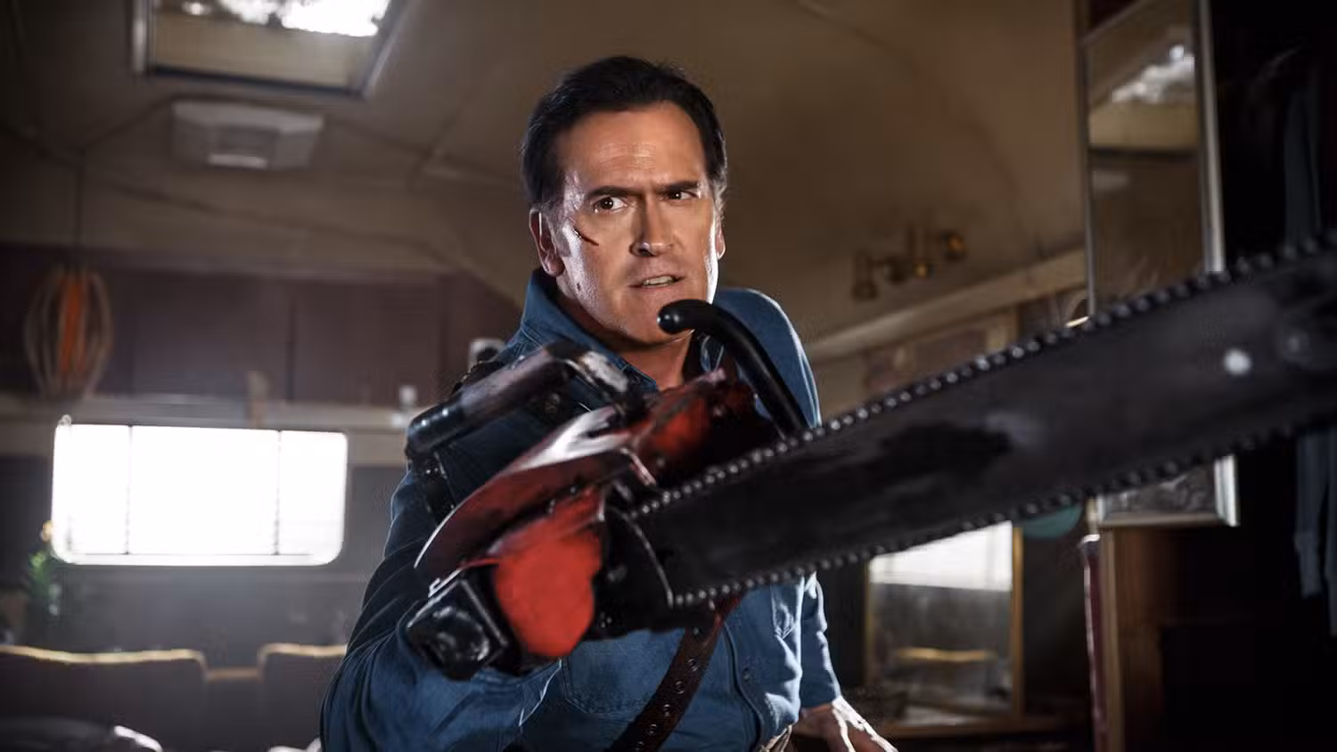 Ash با اره برقی خود در Ash vs Evil Dead