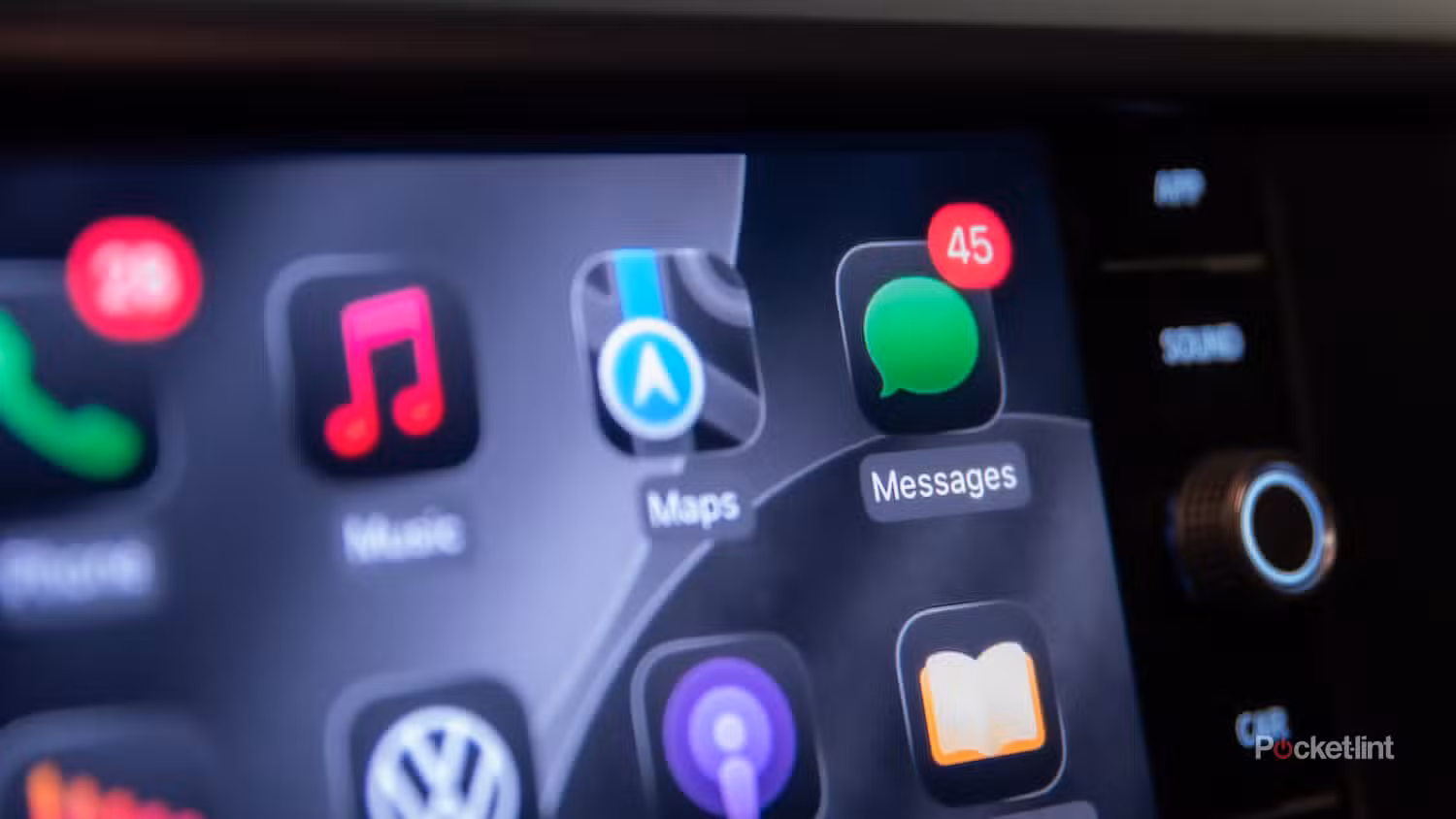 یک عکس ثابت از Apple CarPlay iOS 26 و برنامه Messages آن. 