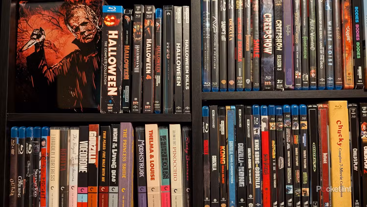 مجموعه ای از Blu-ray در یک قفسه.