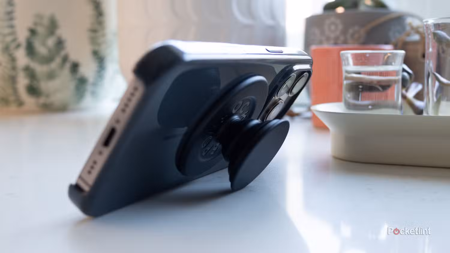 یک iPhone 16 Pro با MagSafe PopGrip و قاب.