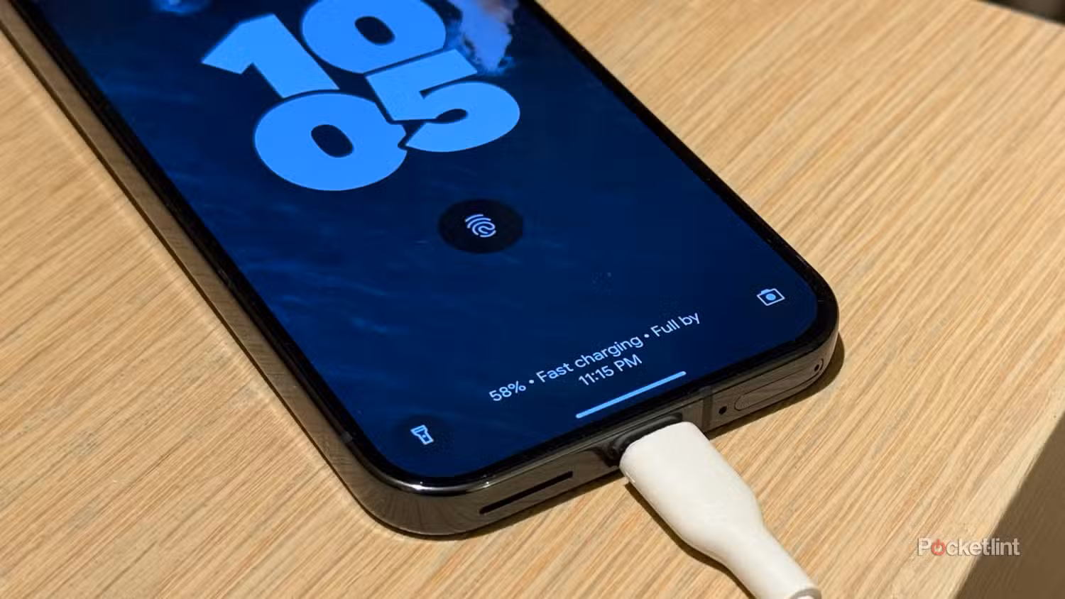 Pixel 9 Pro روی میز شارژ می شود.