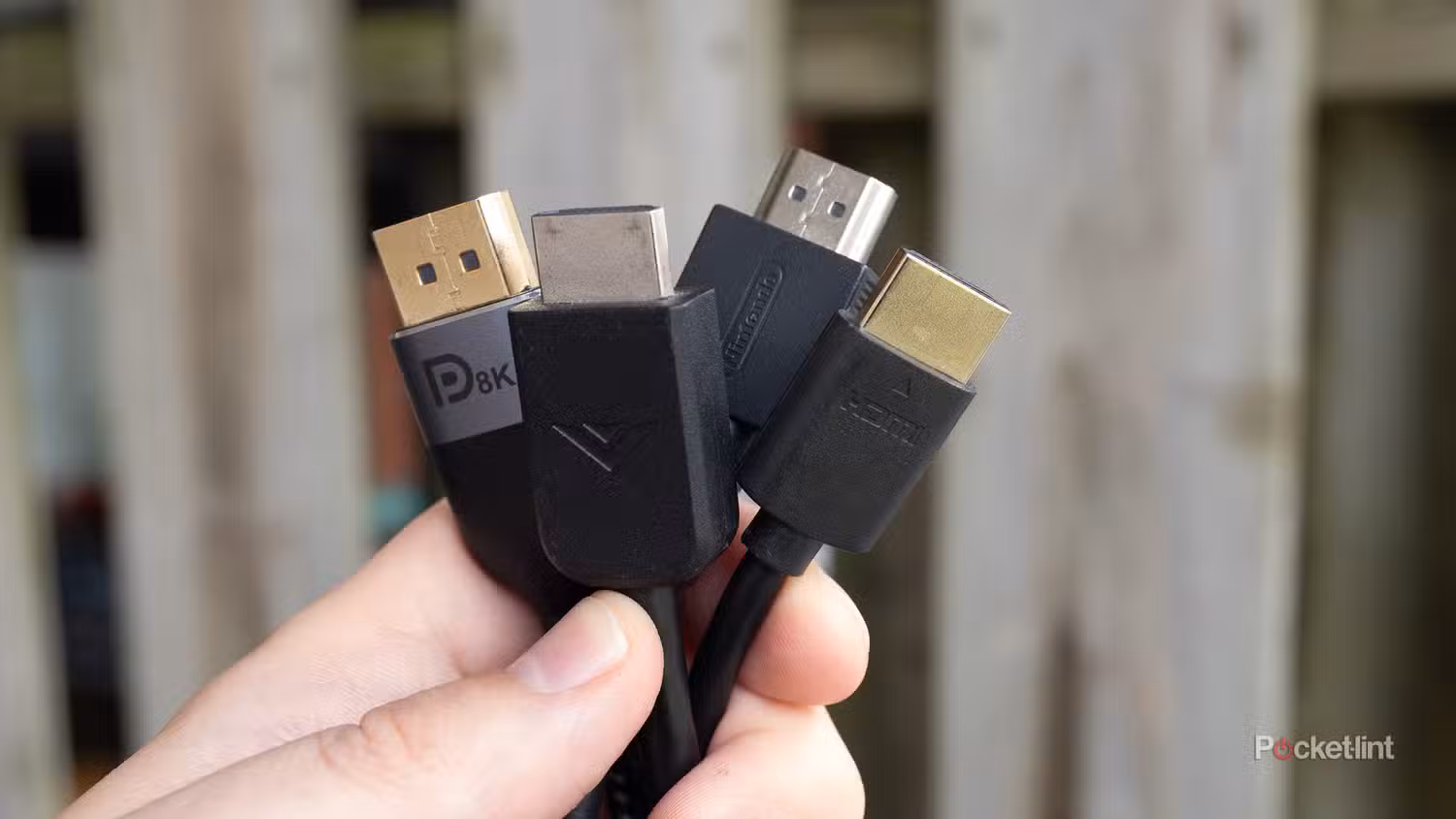 کابل های HDMI به صورت بسته نگه داشته می شوند.