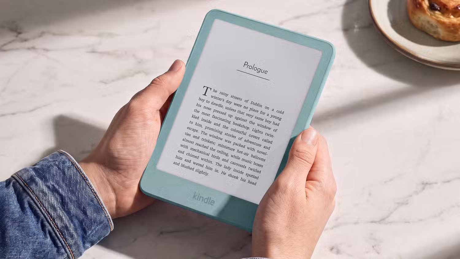 کتابخوان الکترونیکی Kindle جدید آمازون در شیشه دریایی.